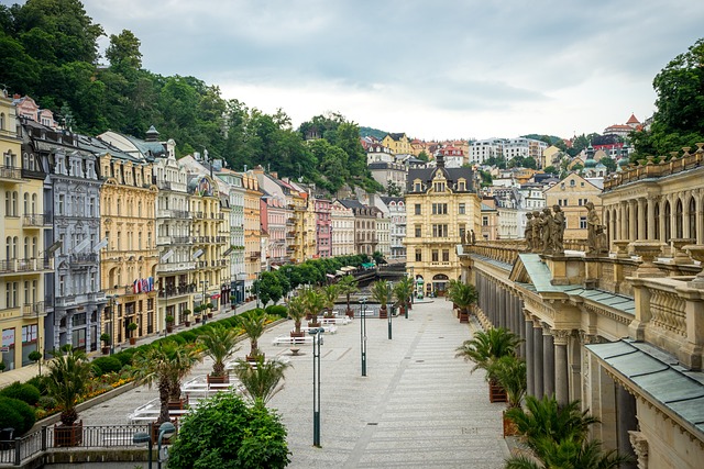 4) Odpočinek v⁢ přírodním lázeňském městě Karlovy ‍Vary: Německý klenot nablízku Svaté Kateřiny