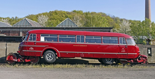 6. ‍Symbolická cesta: Symbolika autobusu přejíždějícího‌ přes svatý kříž v době komunistického režimu