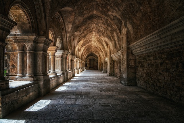2. Středověká architektura v kostele – ⁢významné prvky a jejich symbolika
