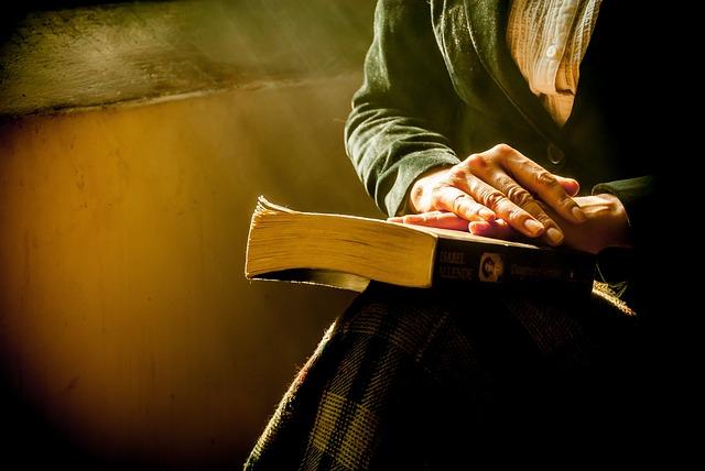 Co znamená Bible pro věřící: Inspirace a význam posvátného textu